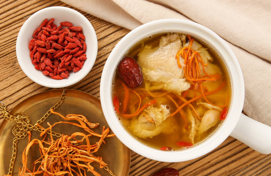 虫草花炖鸡汤,增强抵抗力的养生膳食,适合全家人喝的美味营养汤_手机