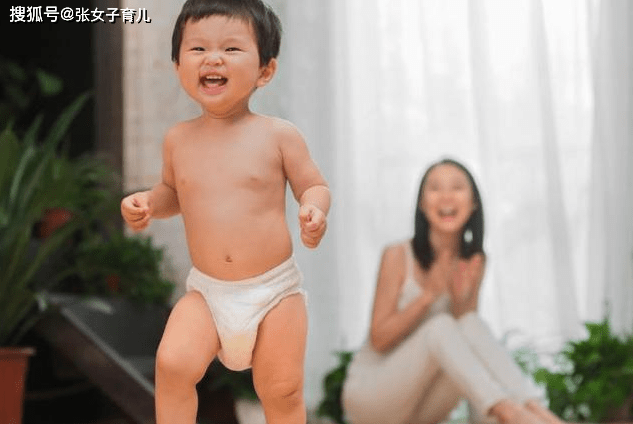 父母|更换尿不湿,为什么宝宝睡前,依旧哭闹不止呢?宝宝已经喂奶