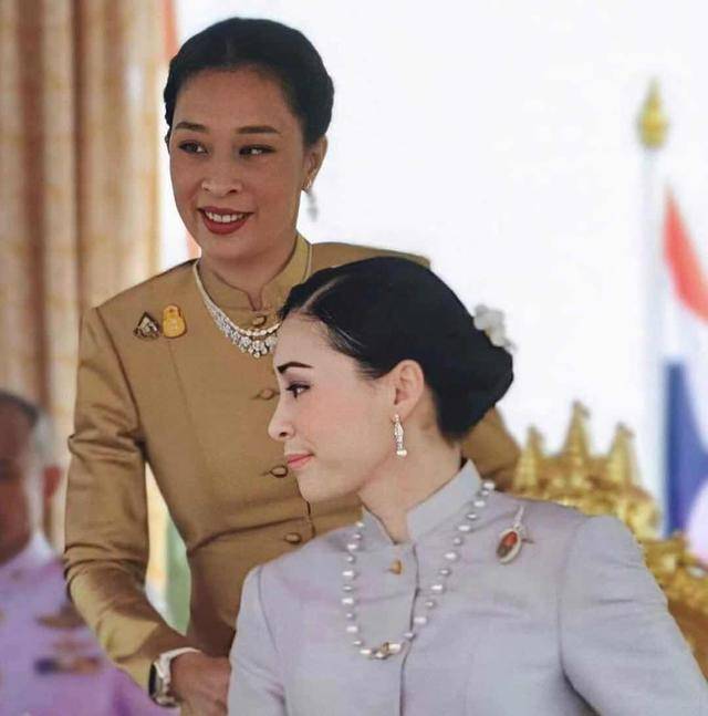 #继母#陪王后现身变配角,泰王大女儿穿芭比粉比继母更老!黑皮肤吃大亏