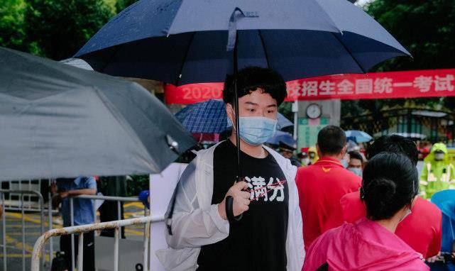 武汉家长暴雨中送考画面令人泪目口罩旗袍天团亮相为孩子加油
