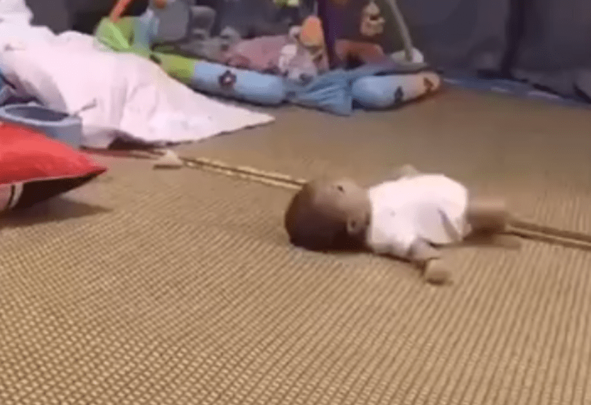 床上|萌娃躺在床上像蛇一样“蠕动”火了，网友：要不是亲眼见真不敢信