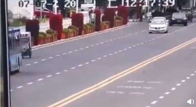 转向是为躲横穿马路两老太？司机可能是踩错刹车了