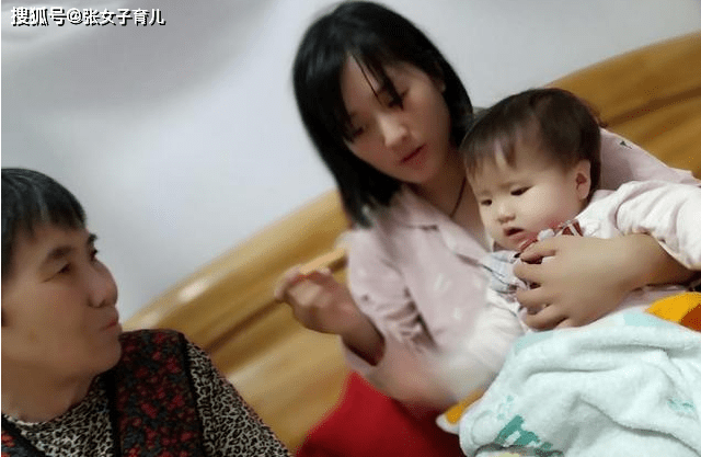 父母|更换尿不湿，为什么宝宝睡前，依旧哭闹不止呢？宝宝已经喂奶