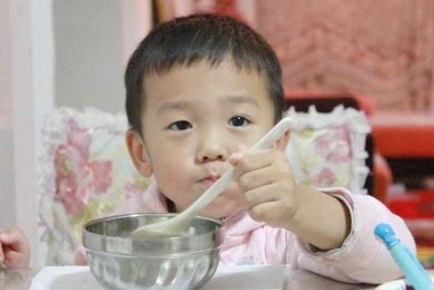 孩子|家长别得意，当心孩子长不高1岁婴儿被奶奶喂出“藕节臂”