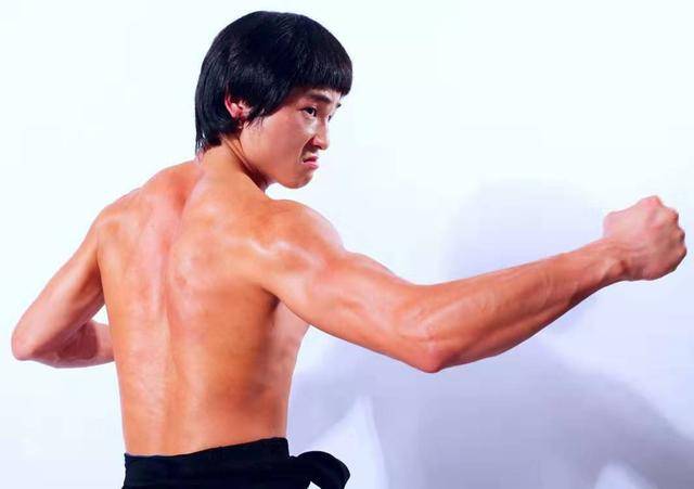 古力娜扎|现代李小龙炮轰九大男演员：个个都占古力娜扎便宜，数窦骁最主动