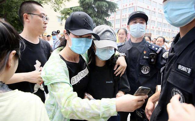 栩嘉|今年高考明星阵容强大，张子枫焉栩嘉被围观，何洛洛赵今麦受关注