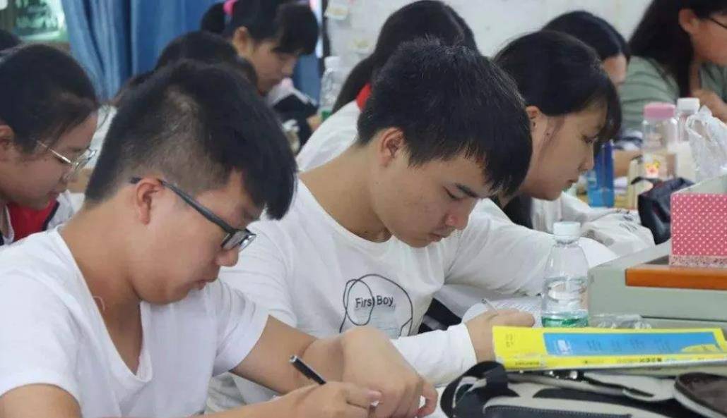教育厅最新通知，高考学子迎来一个坏消息，家长欲哭无泪