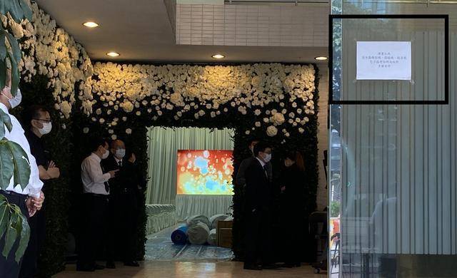 据悉灵堂里面不允许记者拍摄,不过何家有单独设立采访区,方面吊唁完的