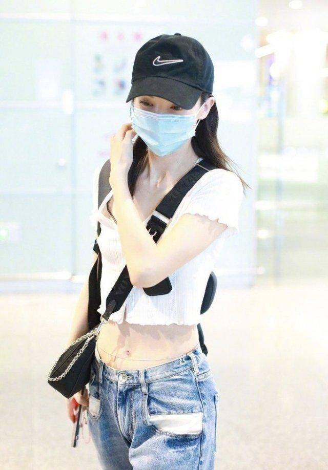 金晨身材真好,穿露脐装也不见一丝赘肉,"蚂蚁腰"细得让人羡慕_手机