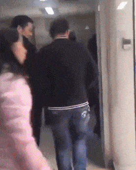 搞笑gif:难道外国人还会御剑术吗?