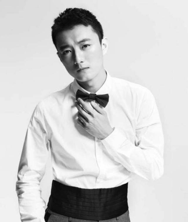 董璇被曝疑似有新恋情，与90后男演员搂腰贴脸动