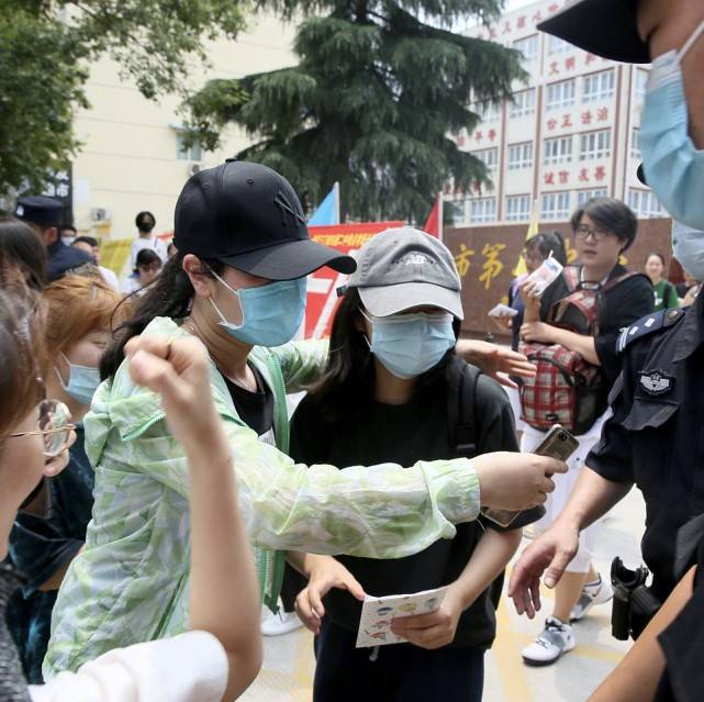 低调|原创没有被围拍，张子枫低调参加高考，她算是路人缘最好的小花了