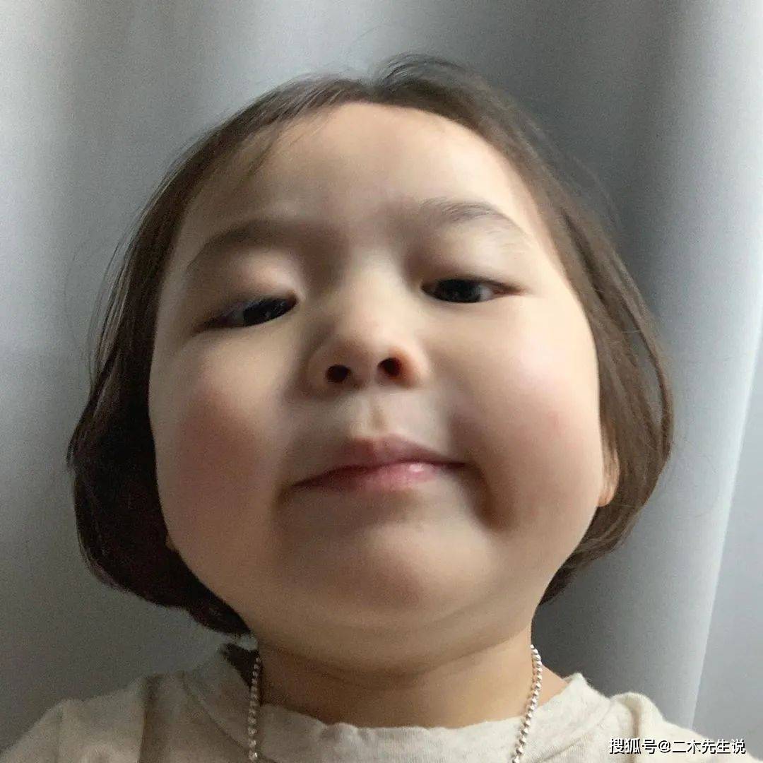 从丑娃逆袭成网红表情包,肉肉戏精小女孩一哭就萌化1亿网友