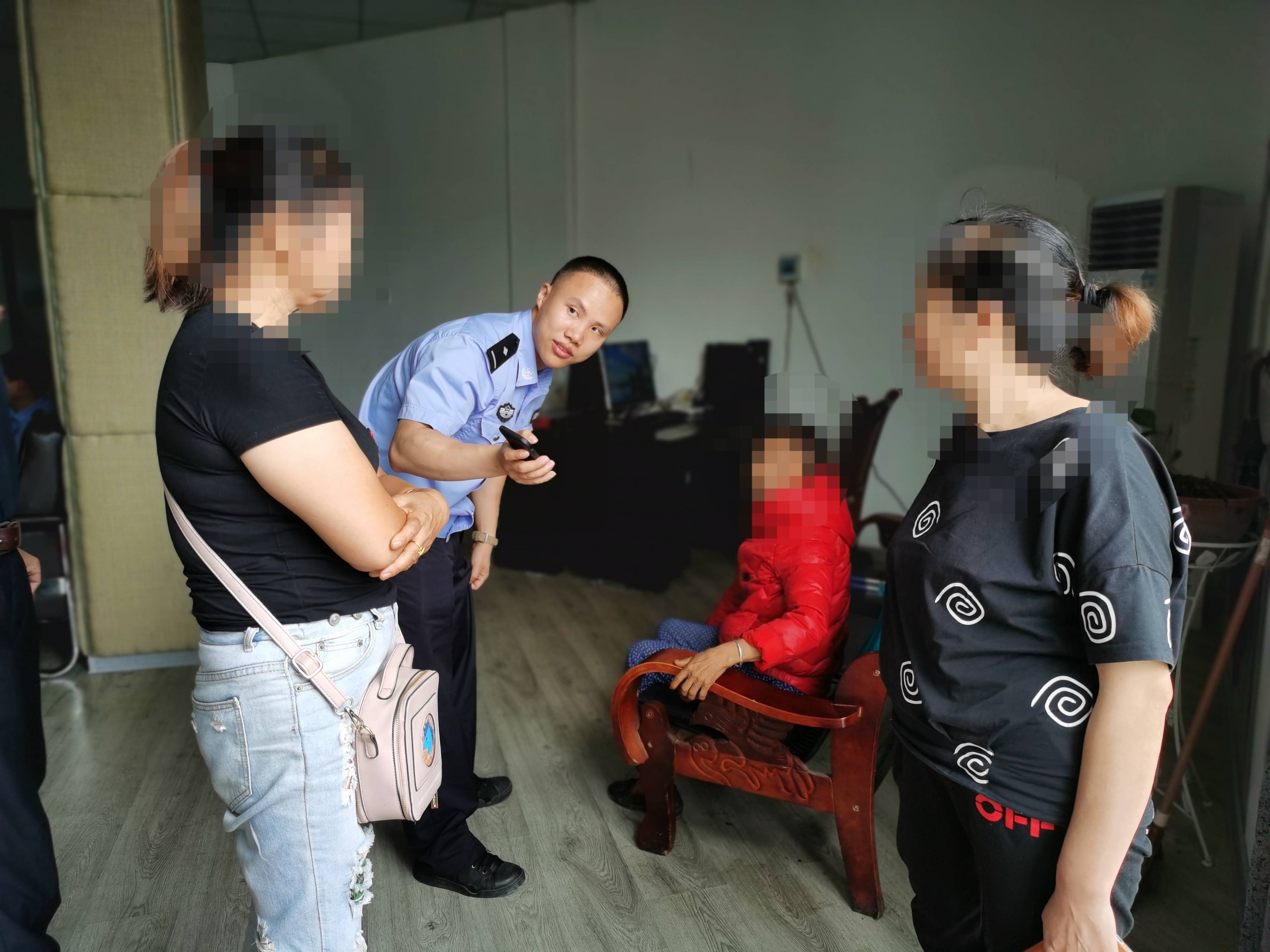 桃源民警扮“孙子”，为迷路老人找到家人