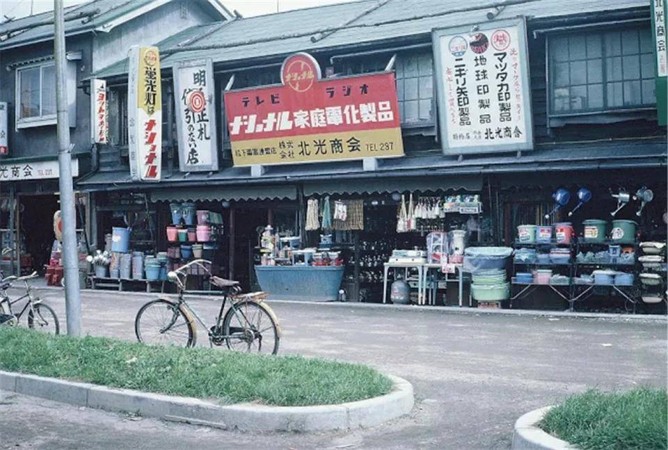 摊位|五十年代的日本民生百态:一派欣欣向荣的景象