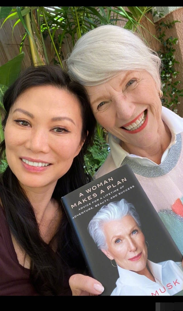 章泽天赞邓文迪是独立女强人，却遭网友嘲讽，