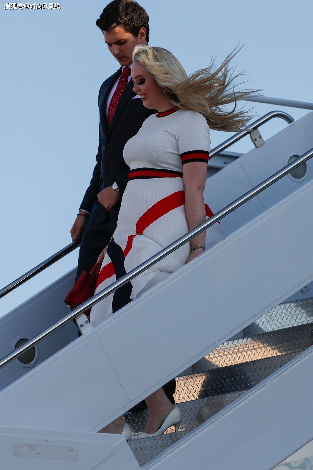 原创蒂芙尼·特朗普(tiffany trump)身着白色服装搭配高跟鞋