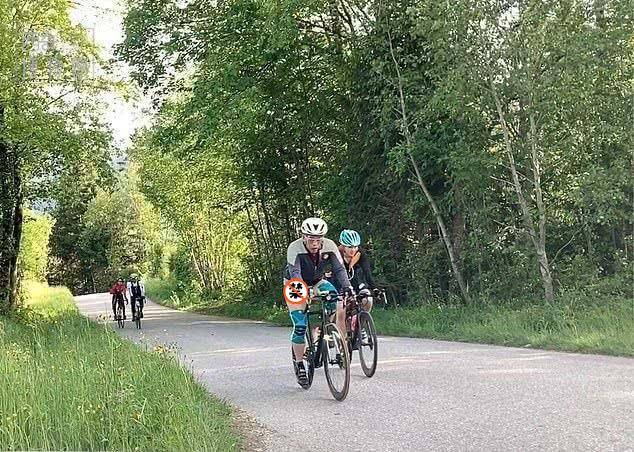 苏提达|68岁泰王玛哈总算撇下20名女护卫从德国回泰，王后穿绿裙迎接