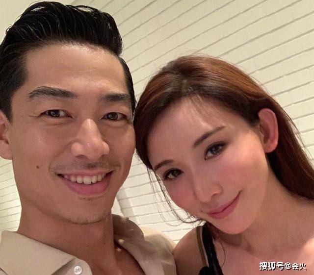 46岁林志玲变身家庭主妇？出街婚戒不离手，小腹