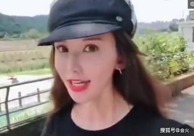 46岁林志玲变身家庭主妇？出街婚戒不离手，小腹
