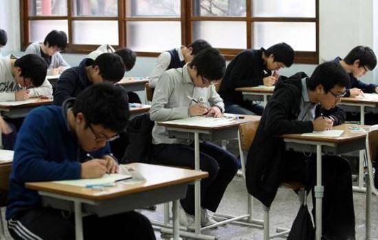 出校门“一字马”，给老师“公主抱”：考试结束，考验才真的开始
