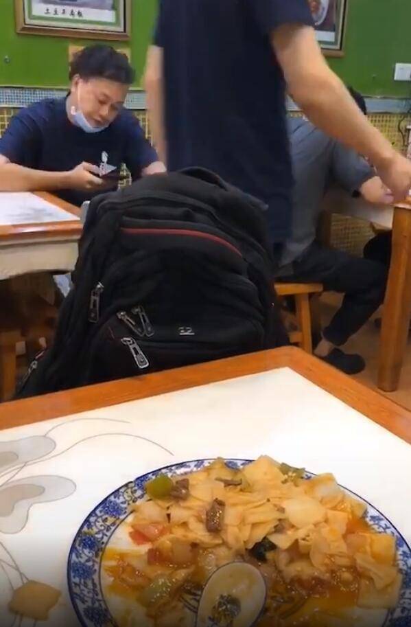 网友平价面馆偶遇陈奕迅，陈奕迅戴口罩等餐，