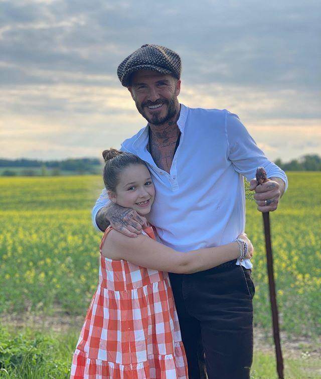 衣服|贝克汉姆女儿9岁生日！小七穿中国红学书法，老爸的字写得真不赖