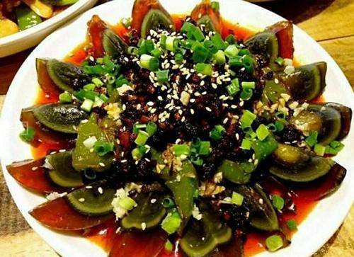 美食精选:家常鲫鱼,青椒皮蛋,猪油渣烧白菜,干锅开背虾