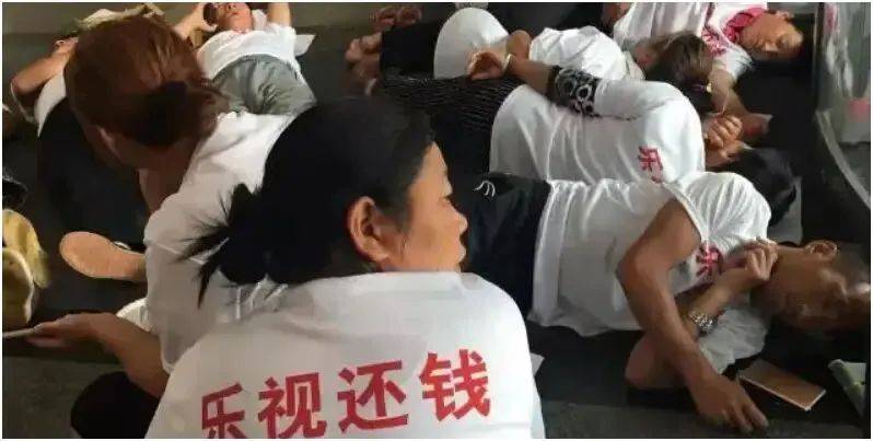 养三娃、欠5.3亿、限制出境，昔日阔太如何就活