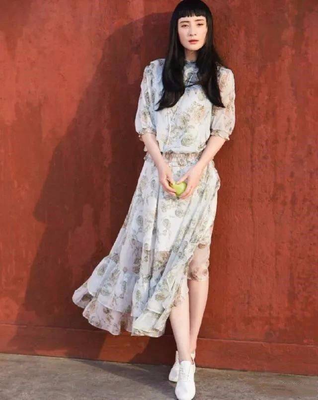 老人|明星都靠包装，蒋勤勤原图干枯像老人，一修图就成了清纯少女！
