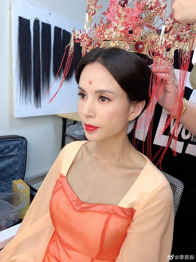 李若彤挑战古装新娘造型,如今还是最美的"小龙女"