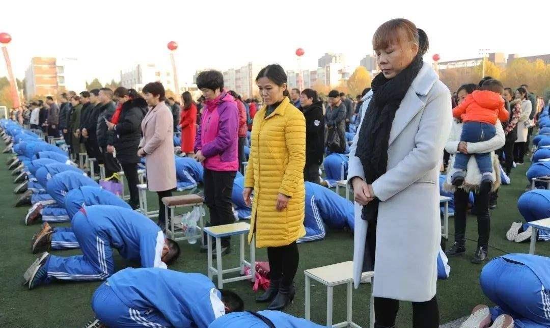 聊城考生才出考场，直奔老师跑去，扑通一声就跪下了！老师也懵了