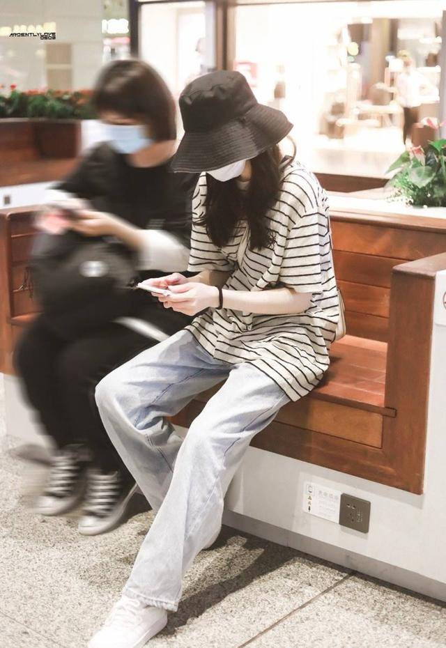 长裙|迪丽热巴出席活动大秀事业线,黑色长裙配上宝石项链,性感高贵