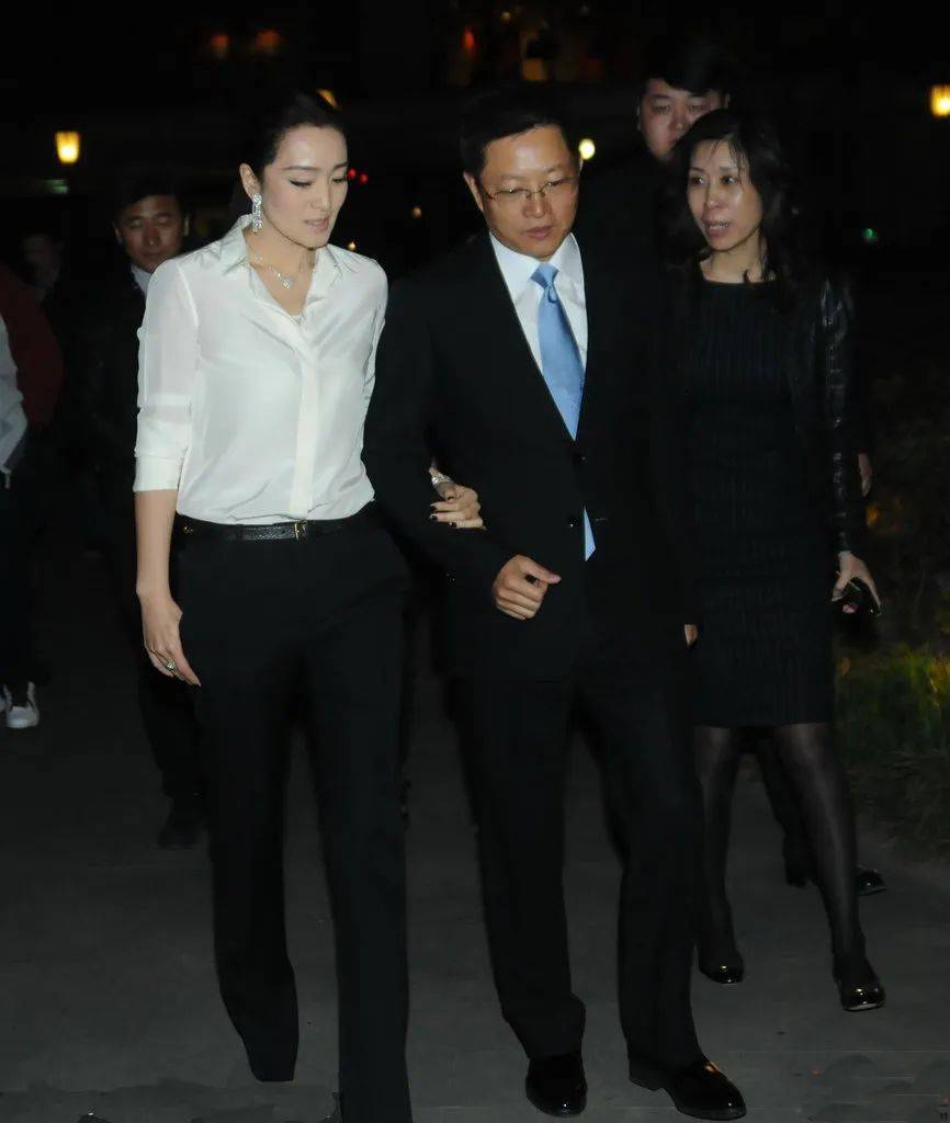 "巩皇"也有小女人一面,穿复古旗袍同框蓝裙邓文迪,霸气全无_巩俐