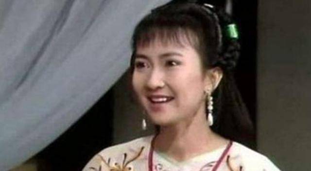 她因“小青”走红，因孕期丈夫出轨气到流产，今62岁老得认不出