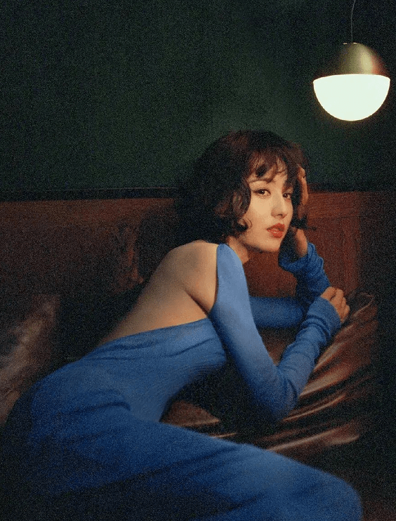 大妈|过了气的佟丽娅有多拼？穿衣清凉配波波头，大妈年纪让人招架不住