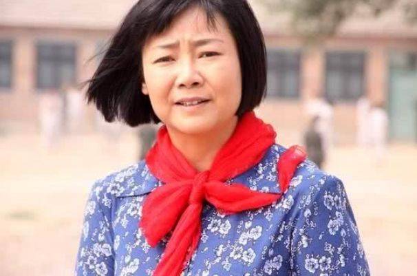 她出道24年零绯闻，和初恋结婚，如今51岁仍在演