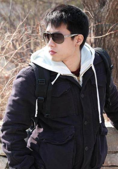 靠实力红了整整十年，如今娶娇妻结婚无人知，