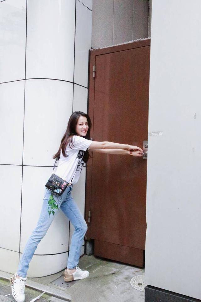 长裙|迪丽热巴出席活动大秀事业线,黑色长裙配上宝石项链,性感高贵