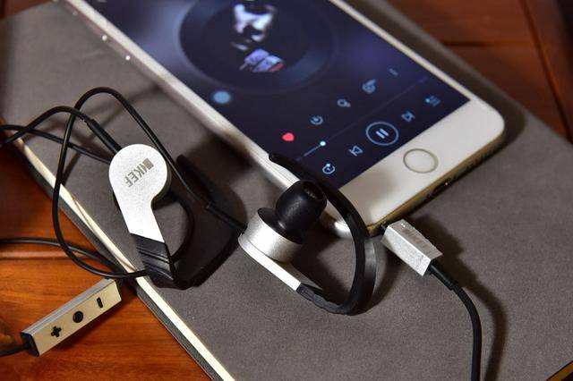 耳机|耳机能听音箱的感觉么？两款箱子味十足的耳机横评找答案