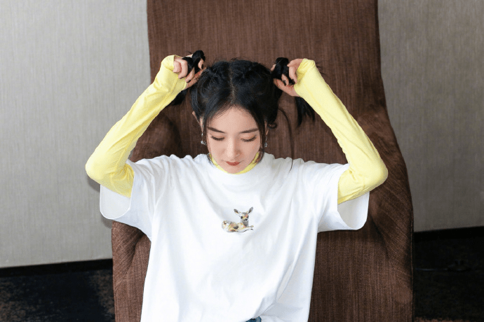 郑爽|辣妈变少女的发型，首选双马尾，杨幂郑爽都换上了，让你美过初恋