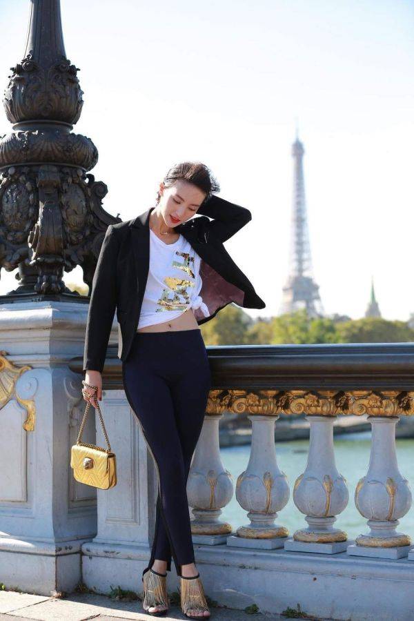 健美裤|金晨在国外真“招摇”，黑色西装配“健美裤”街拍，这身材看呆了