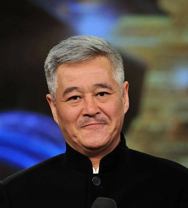 大赞|原创陈冠希直播满脸痣颜值下跌，大赞秦舒培很美女儿很乖，家庭幸福