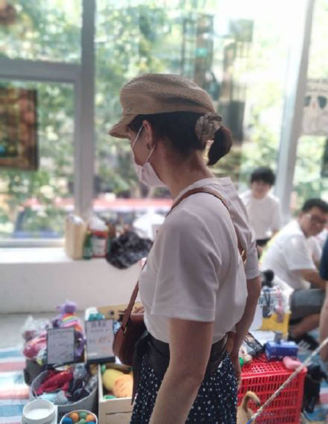 孙俪带儿女久违露面,等等“暴风抽高”到妈妈肩膀