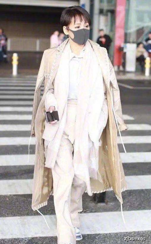 蜜桃|47岁宁静不服老,穿衣大胆到令人窒息,“蜜桃”身材相当有料