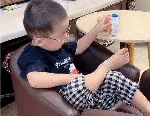 原创孩子坐沙发上翘着二郎腿边吃边喝，好不惬意，网友却直呼养废了