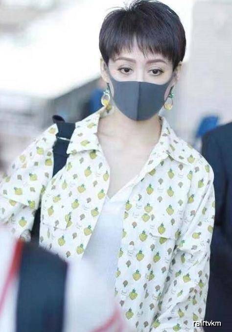 蜜桃|47岁宁静不服老,穿衣大胆到令人窒息,“蜜桃”身材相当有料