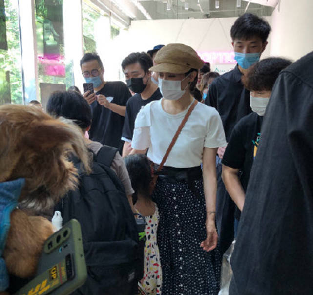 孙俪带儿女久违露面,等等“暴风抽高”到妈妈肩膀