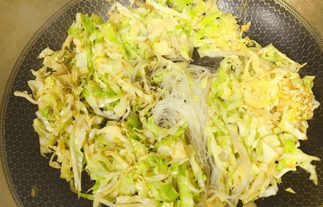 大叔|香气扑鼻，简单易学，超下饭广东菜怎么做？大叔教你包菜炒粉丝