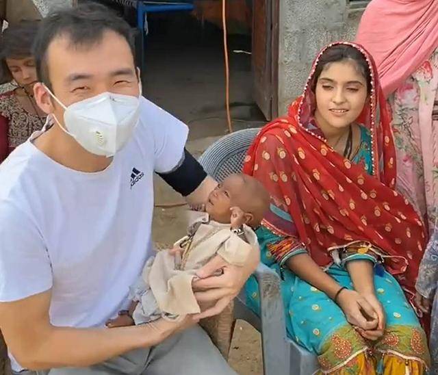 中国大叔与巴铁姑娘结婚，生的宝宝“黑不溜秋”，网友：火候没掌握好